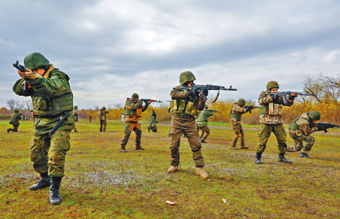 俄羅斯一批新動員的後備軍，近日在烏東頓涅茨克一個射擊場受訓。