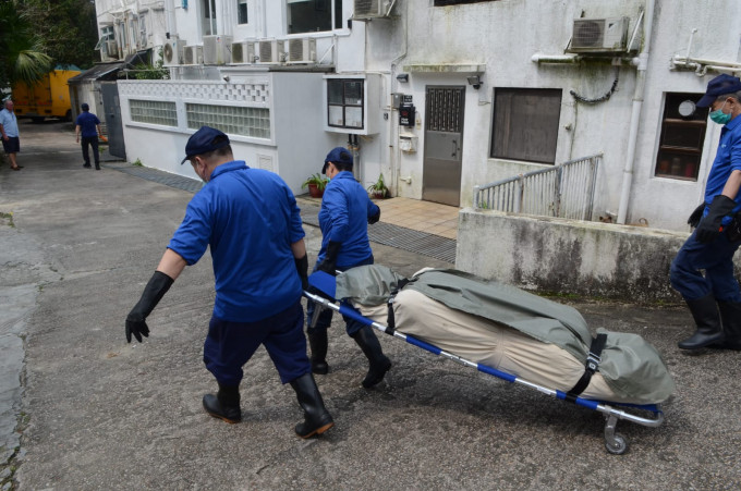 遺體由仵工運走。歐陽偉光攝