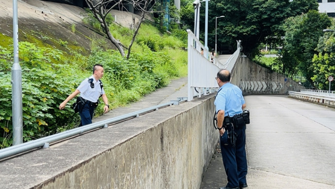 男子跳桥死亡，警员在场调查。蔡楚辉摄