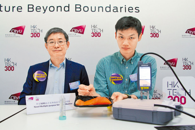 吕坚（左）及沈君达共同创立的公司，研发银制探针检测产品或食物安全。