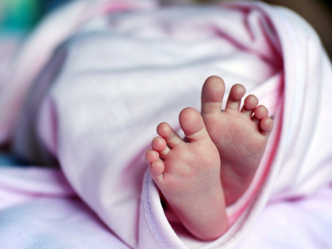 婴儿身体尚未完全发育，容易受伤。网图
