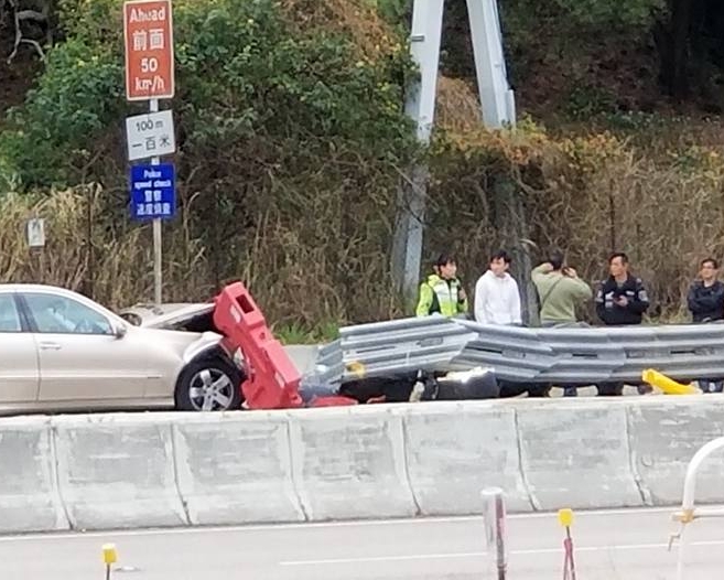 西九龙公路3车相撞。网民Ka Man Leung图片‎