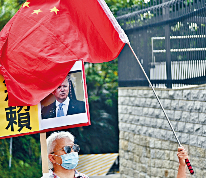 ■反美濫權大聯盟及保衛香港運動昨到美國領事館請願，抗議美國無理制裁。