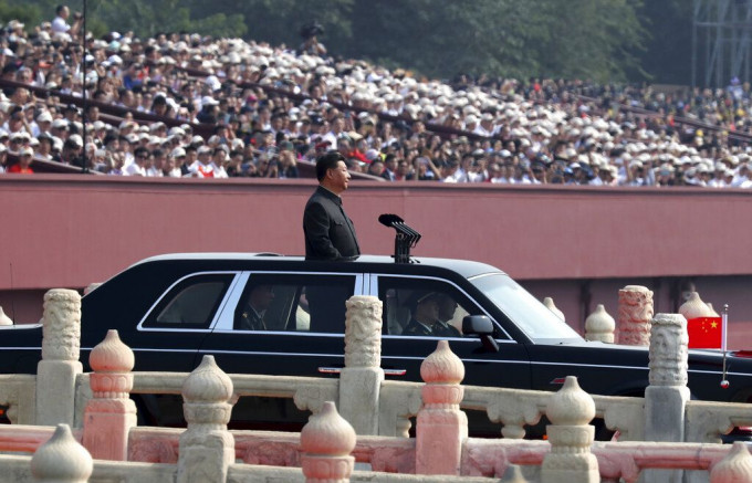 习近平进行阅兵仪式及巡游。AP