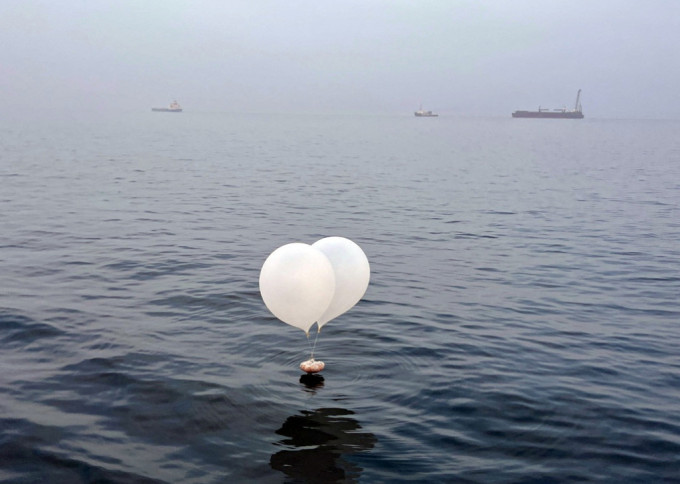 仁川对开海面发现北韩垃圾气球。路透社