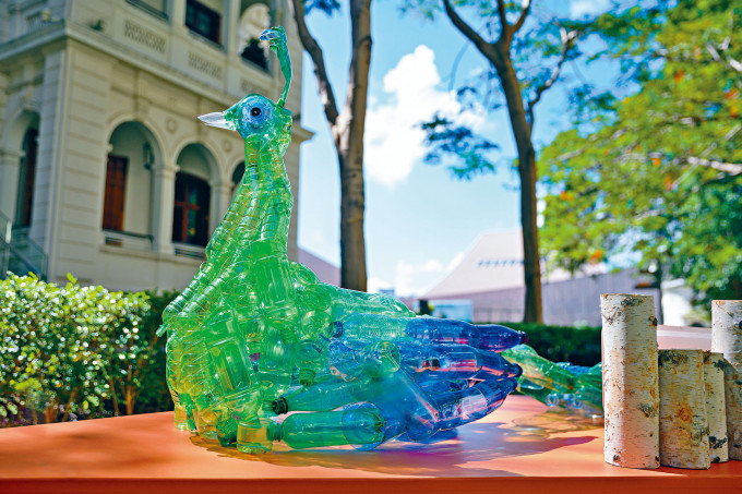 藝術團體&dear以廢棄膠樽創作出《塑造生命──孔雀》，帶出環保訊息。