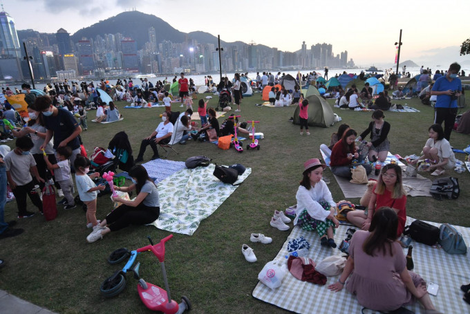 市民在炎热天气下继续外出野餐聚会。
