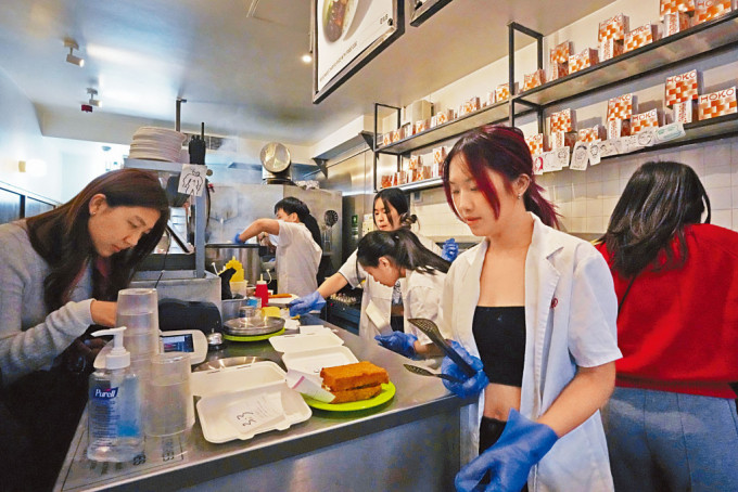在倫敦肖迪奇區「香港冰廳」，員工正準備食品。