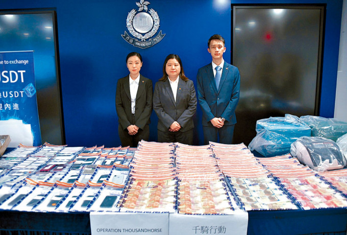 左起 : 商业罪案调查科总督察莫丽琼、警司李慕贤、高级督察周子轩交代案情及展示证物。