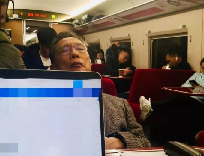锺南山1月赶往武汉时，因舟车劳顿在餐车睡著。网图