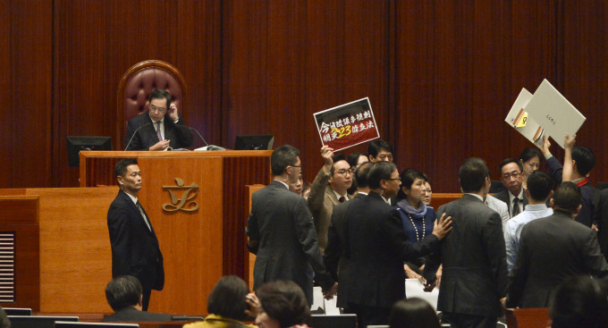 會議期間民主派議員走向主席台抗議。蘇正謙攝