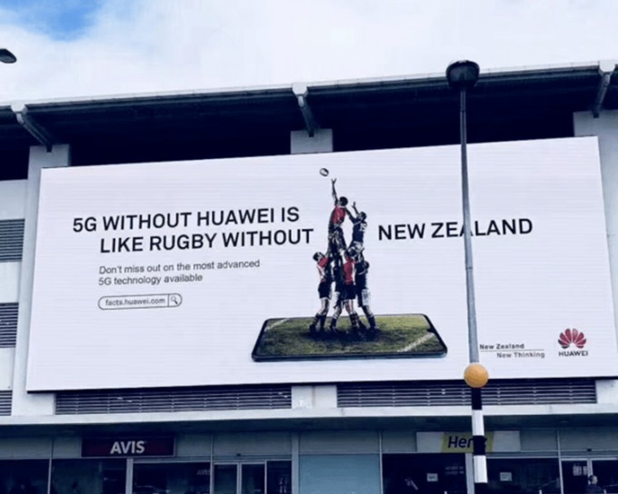 華為還在新西蘭市內刊登大型橫額廣告。網圖