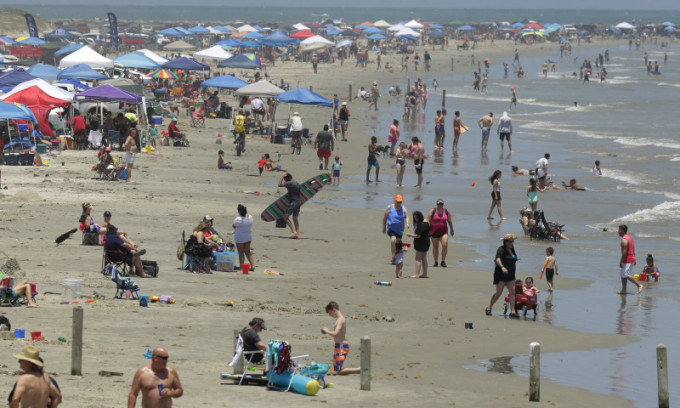 一連三日的陣亡將士紀念日假期，美國的一些海灘人潮湧動。AP圖