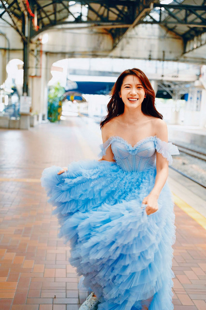 林宣妤帮家姐的婚纱礼服店拍宣传照，仙气十足。