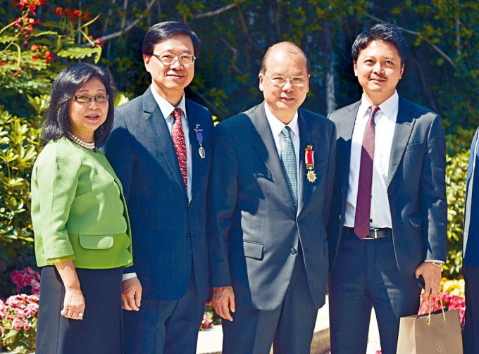 二〇一七年度勋衔颁授典礼，左起：李家超妻子、李家超、张建宗及李家超儿子。