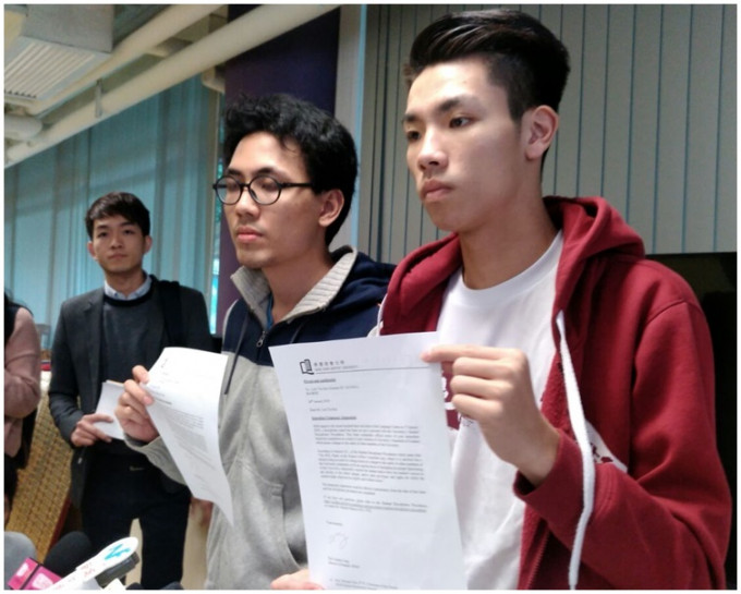 劉子頎(右)及陳樂行證實接獲校方通知被停學。