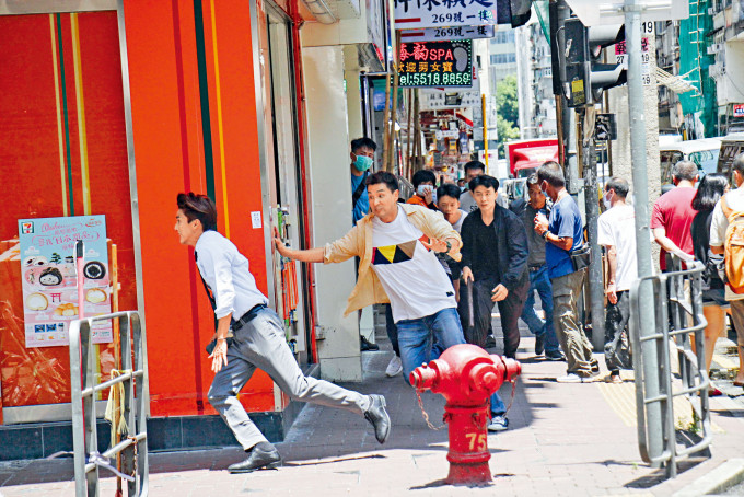 黃庭鋒與陳展鵬在街頭狂奔。