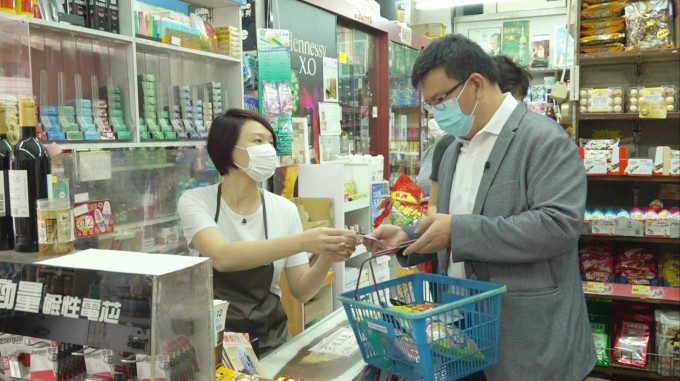 李慧琼在片中饰演超市收银员，既要收银，又要打点一切，工作繁重。