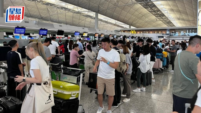 颱風蘇拉逼近本港，機場櫃台出現排隊人龍。黃子龍攝