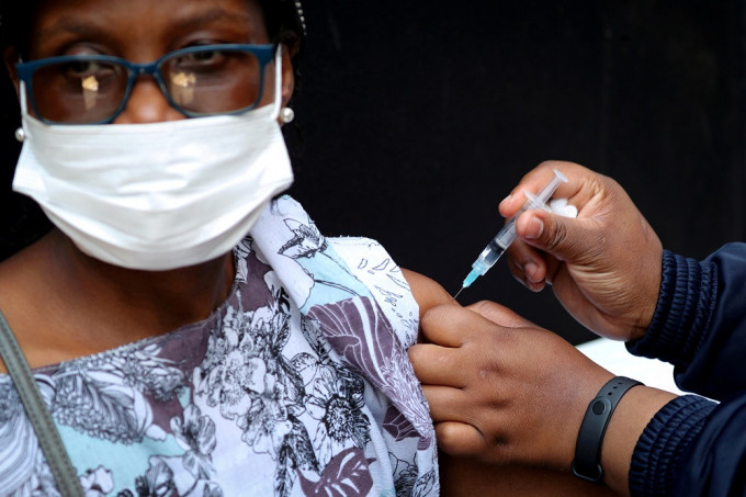基於新型變種病毒的出現，不少非洲國家都加強接種及檢測。REUTERS圖片