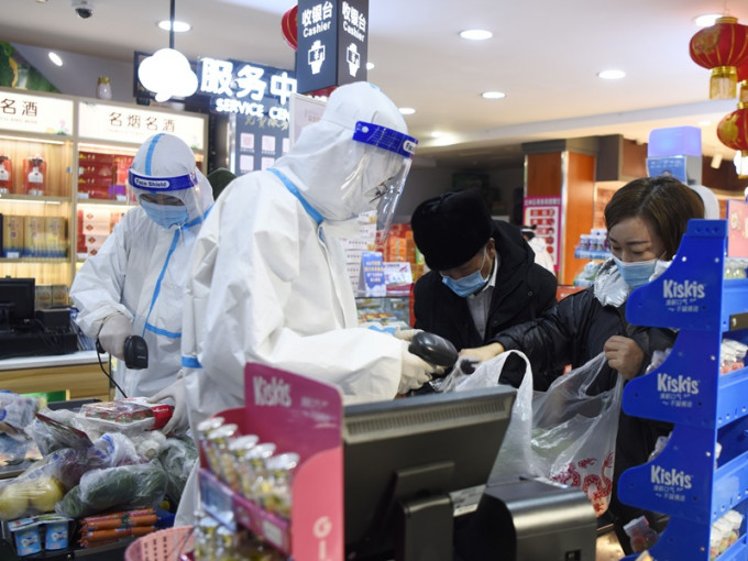 黑龙江绥化北林区居民严守每户3天1家庭成员持证外出购物。 新华社