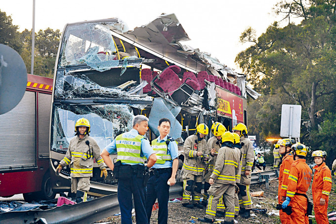 六死大車禍當日，消防員到現場搶救。