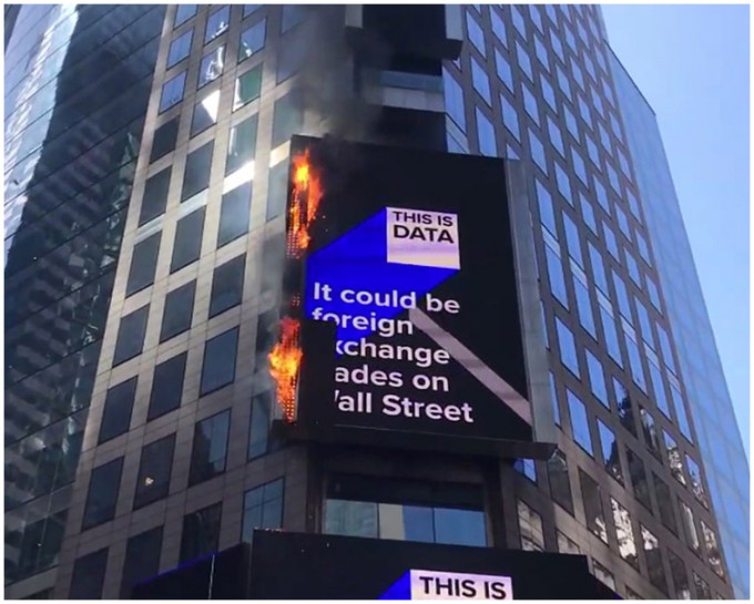 户外大型电子广告牌突然起火。AP