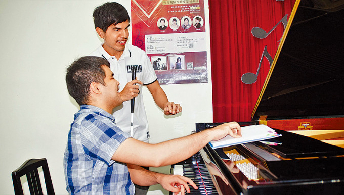 有機構把樂譜轉換成點字版本，並為視障學生提供各種音樂課程。