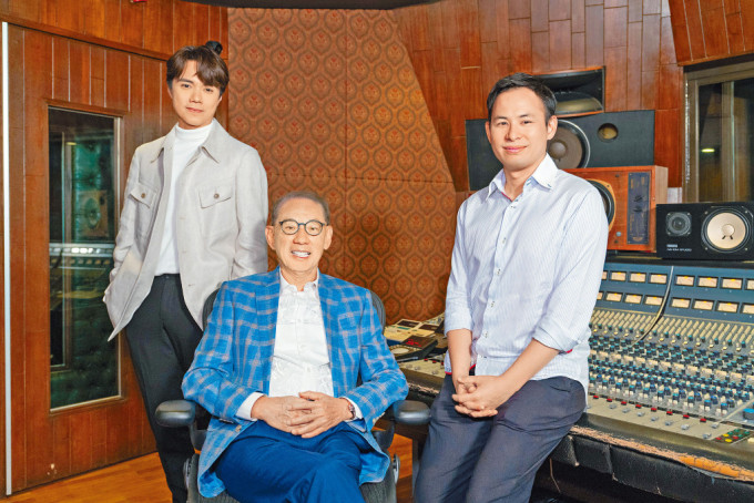 杨受成、杨政龙及张敬轩在完成录音后，于雅旺录音室合照。