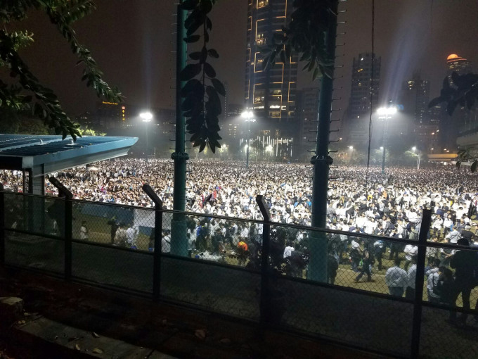 至晚上8時，大會聲稱有38794人出席。徐裕民攝