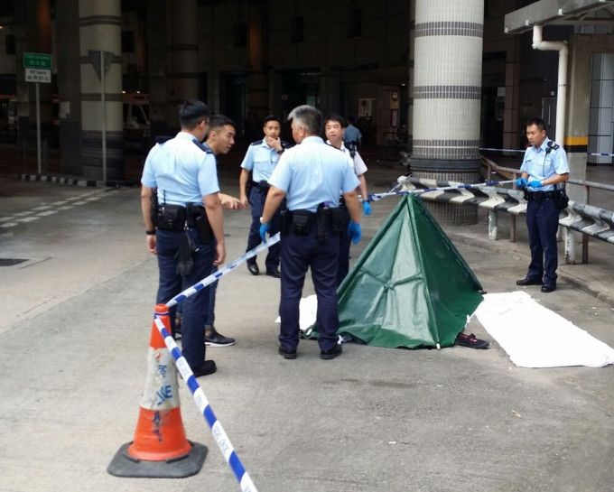 警方以帳篷遮蓋死者遺體。