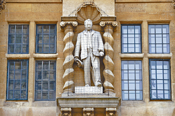 引发争议的罗德雕像，位于奥里尔学院大楼外墙上。