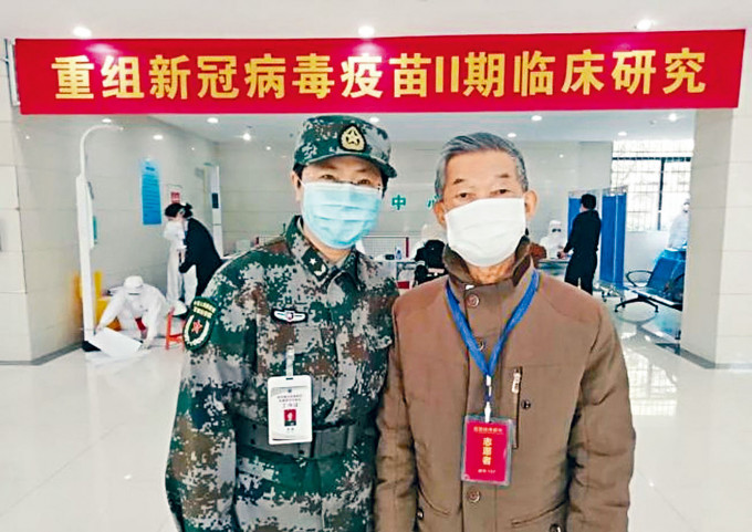 陳薇少將（左）領導研發的疫苗，上月已展開第二期臨牀試驗。　