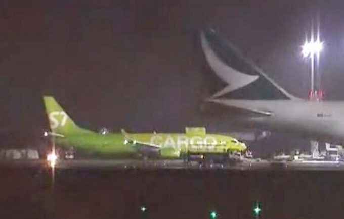 貨機在香港機場着陸後離開北跑道時進入及停在滑行道工地上。資料圖片