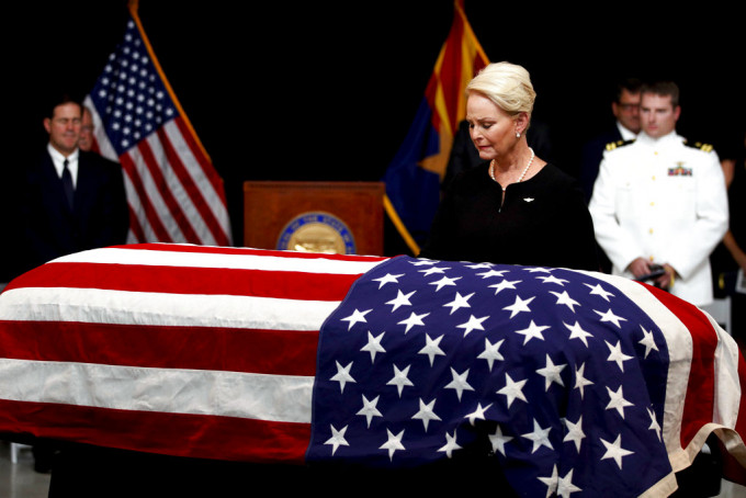 美國已故資深參議員麥凱恩的家人周三在亞利桑那州鳳凰城州議會大樓內為他舉行追悼儀式。AP圖片