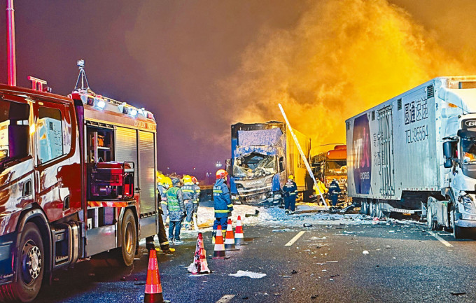 長沙重大交通事故造成16死66傷，車輛起火。