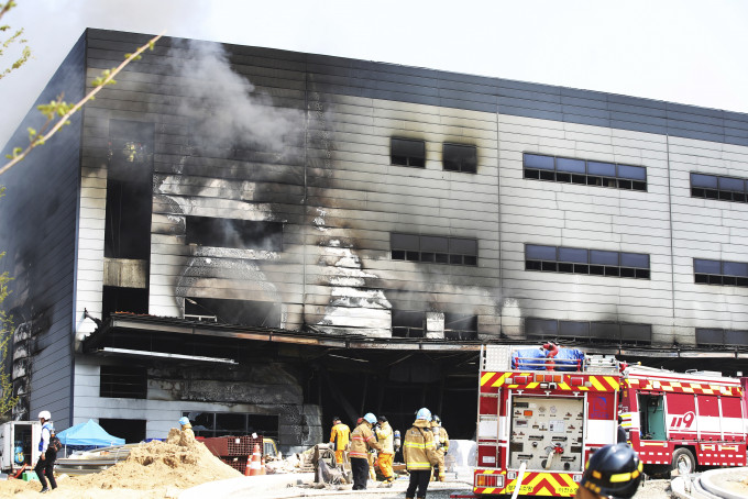 利川市一个仓库大火。AP