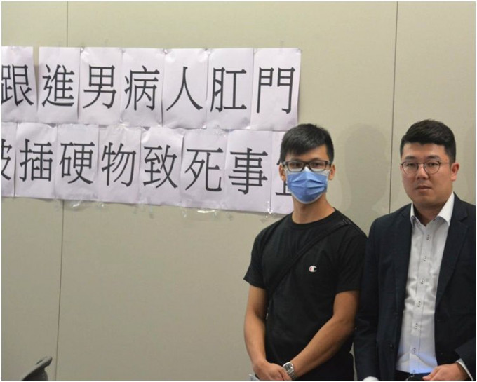黃先生在劉國勳（左）陪同下召開記者會。