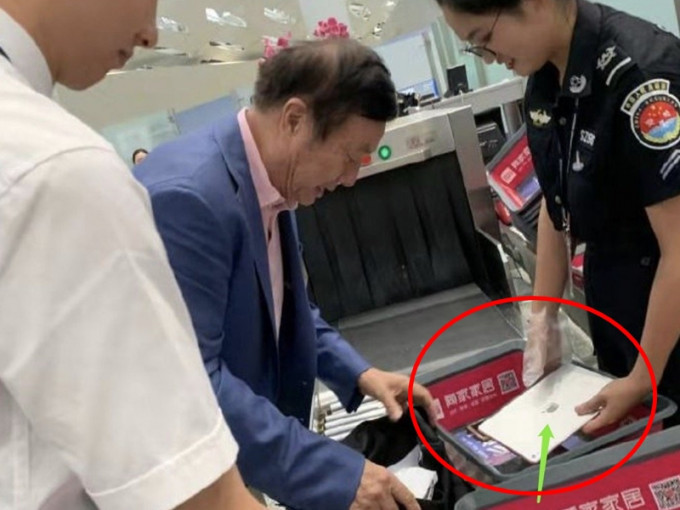 微博上近日傳出了一張華為CEO任正非在機場安檢的照片。　微博圖片