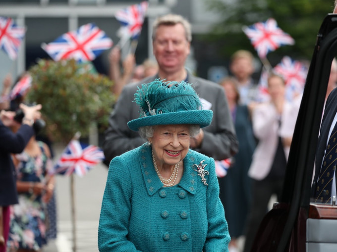 英女皇伊莉莎伯二世對鄭澤光履新駐英大使表示歡迎，指英中關係十分重要。The Royal Family Facebook資料圖片