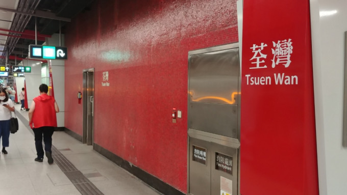 港铁荃湾站一列车车顶冒烟，无人受伤。资料图片