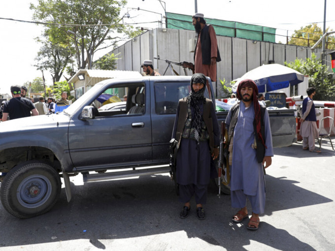 塔利班于喀布尔主要干道设置检查站。AP图片
