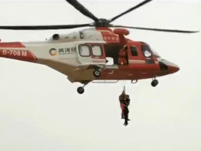 越野爱好者车辆被困内蒙沙漠，直升机跨省营救。（网图）