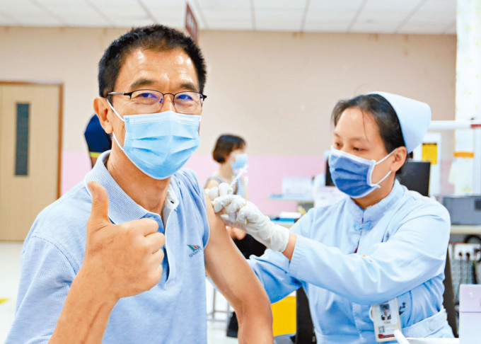 一名台灣人昨日到河南鄭州的醫院接受疫苗注射。　