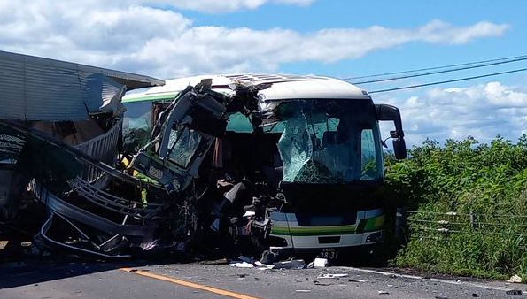 日本北海道巴士与货车相撞，造成最少5人死亡，超过10人受伤。  Twitter截图