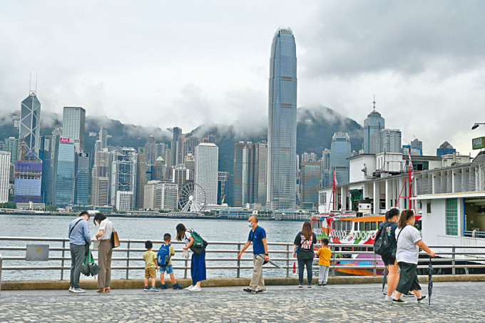 在疫情及股票楼市疲弱影响之下，本港今年预计录得逾千亿财政赤字。