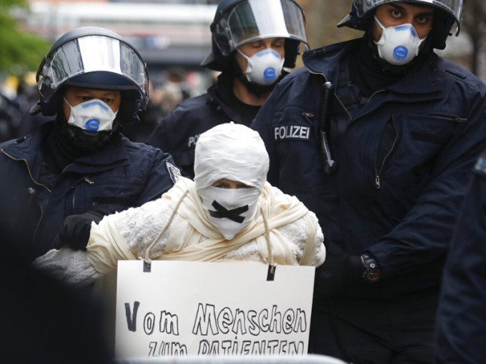 德国柏林千人上街抗议居家令，逾百人被拘捕。AP