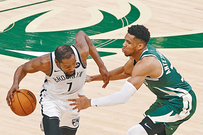 NBA开咧战由衞冕的公鹿（绿衫）主场对篮网打头阵。