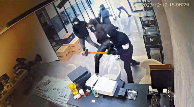 兩名劫匪負責持刀挾持店員，另外兩人則持大鐵錘打爆飾櫃搶掠。