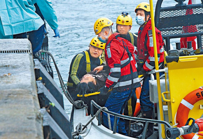 消防员在海中救起轻生青年惜告不治。